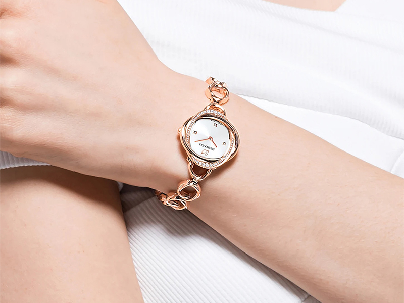 Đồng hồ Swarovski được mạ vàng cao cấp
